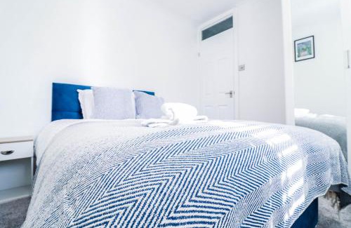 Colyers Apartment | Family-Friendly 3BR Retreat in Bexleyheath - Rated 10/10