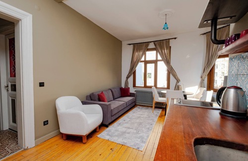 Taksim Apartment | Tranquil 4-bedroom apartment with AC in Istanbul