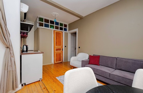 Taksim Apartment | Tranquil 4-bedroom apartment with AC in Istanbul