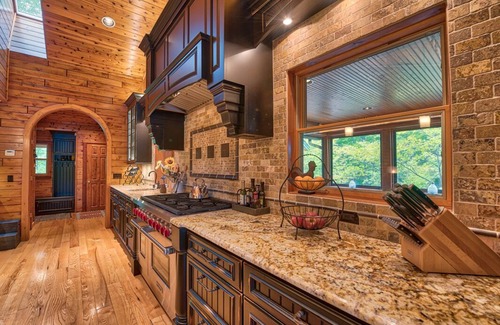 Levering Cabin | Tranquil 4-bedroom cabin with WiFi with private Lake