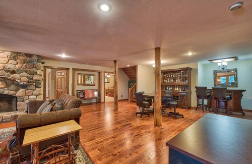 Levering Cabin | Tranquil 4-bedroom cabin with WiFi with private Lake
