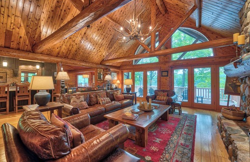 Levering Cabin | Tranquil 4-bedroom cabin with WiFi with private Lake