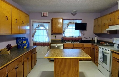 Youngstown House | Serene 4-Bedroom Retreat with Ocean View, Rated 10/10