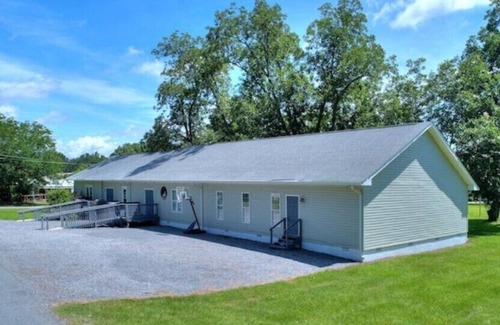 Sumner House | Tranquil 7-Bed Retreat NEAR I-75