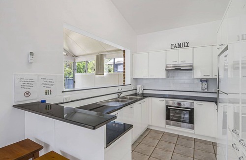 Port Macquarie House | Relaxing Getaway at Hibbard - Breakfast and Family Friendly