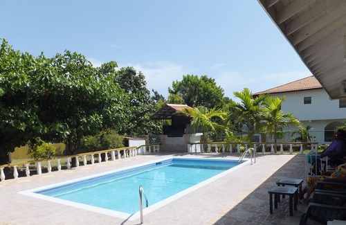 Runaway Bay Villa | TRANQUIL BLISS-FULLY STAFFED 5 EN-SUITE BEDROOM -5 MINS TO BEACH