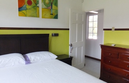 Runaway Bay Villa | TRANQUIL BLISS-FULLY STAFFED 5 EN-SUITE BEDROOM -5 MINS TO BEACH