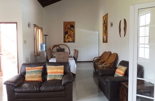 Runaway Bay Villa | TRANQUIL BLISS-FULLY STAFFED 5 EN-SUITE BEDROOM -5 MINS TO BEACH