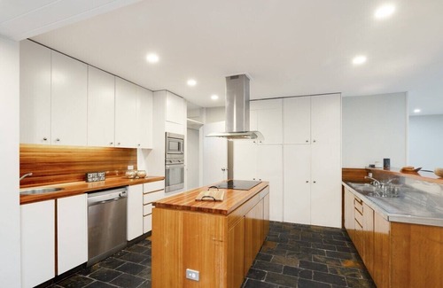 Sydney House | Tranquil Bush Retreat with Pool