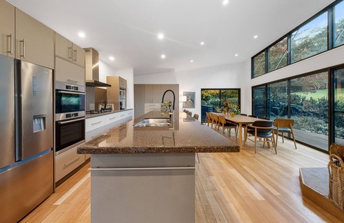 Kincumber House | Relaxing Bushland Retreat Steps from the Beach