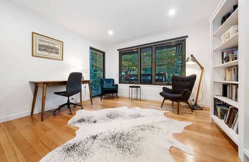 Kincumber House | Relaxing Bushland Retreat Steps from the Beach