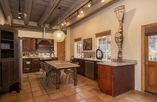 North Hills House | Idyllic Retreat Near 10,000 Waves and Skiing Adventures