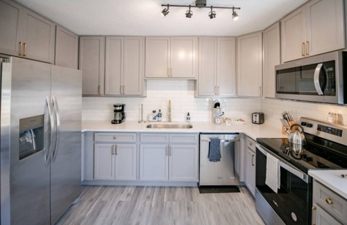 Colington Cottage | Ideal Beach Retreat with Pet-Friendly Amenities & 10/10 Rating