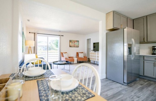 Colington Cottage | Ideal Beach Retreat with Pet-Friendly Amenities & 10/10 Rating