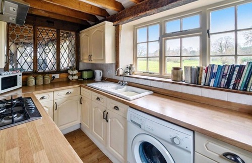 Woolverton House | Inviting 3 Bed Cottage with Kitchen & Breakfast in Bath