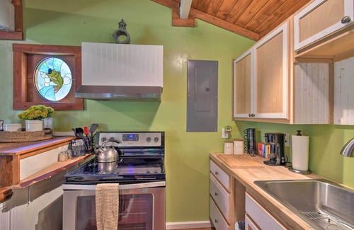 McKenna Cabin | Relaxing Yelm Cabin by the Nisqually River with Spa Access!