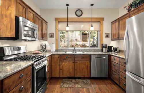 Columbia Falls House | Peaceful Creekside Cabin with Breakfast and Kitchen Amenities