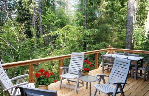 Columbia Falls House | Peaceful Creekside Cabin with Breakfast and Kitchen Amenities