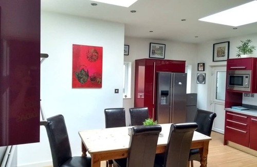 The Park House | Peaceful Detached House: 10 Min Walk to City & Breakfast