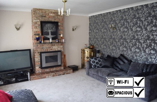 The Park House | Peaceful Detached House: 10 Min Walk to City & Breakfast