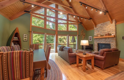 Oakland House | Relaxing Stay: Lake Access, Hot Tub & Fire Pit Retreat