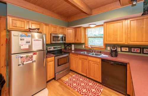 Oakland House | Relaxing Stay: Lake Access, Hot Tub & Fire Pit Retreat