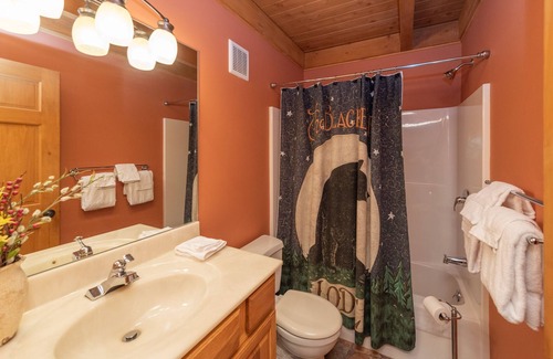 Oakland House | Relaxing Stay: Lake Access, Hot Tub & Fire Pit Retreat