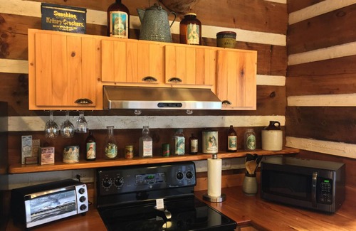 Ferguson House | Romantic Retreat by Beautiful Creek with Spa & Pool Access