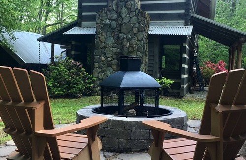 Ferguson House | Romantic Retreat by Beautiful Creek with Spa & Pool Access