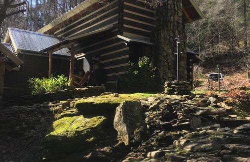 Ferguson House | Romantic Retreat by Beautiful Creek with Spa & Pool Access