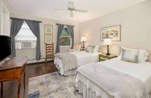 Sandgate Cabin | Serene Estate with Spa and Private Yard for Unforgettable Stays