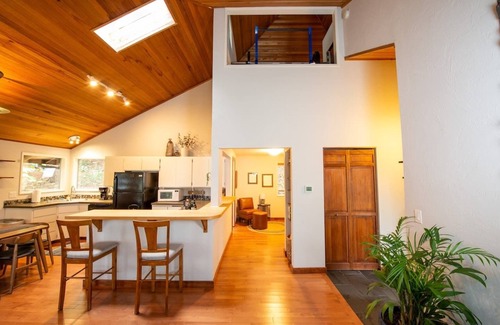 South Hills House | Idyllic Cabin Retreat with Sauna, Home Gym & Child-Friendly