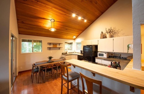 South Hills House | Idyllic Cabin Retreat with Sauna, Home Gym & Child-Friendly