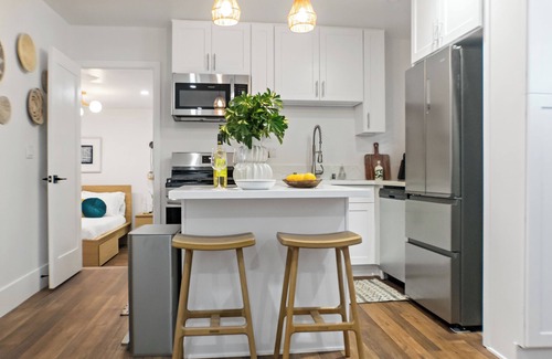 Willmore Apartment | Cozy Oceanfront Apartment near Convention Center with Parking