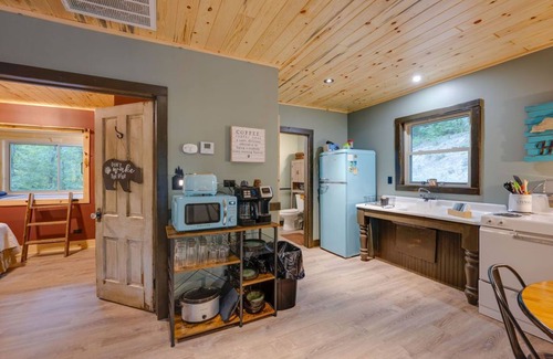 Irvine Cabin | Serene Escape at Sunset Ridge: Family-Friendly Retreat