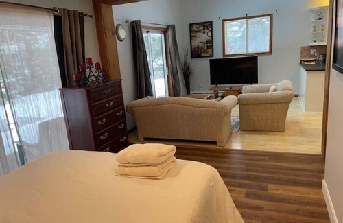 Springwater House | Cozy Guesthouse Near Ski Hills with Breakfast & Kitchen