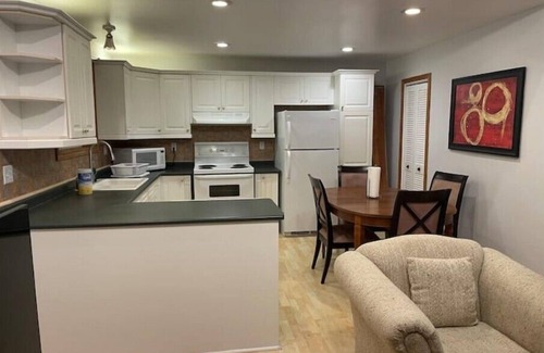 Springwater House | Cozy Guesthouse Near Ski Hills with Breakfast & Kitchen