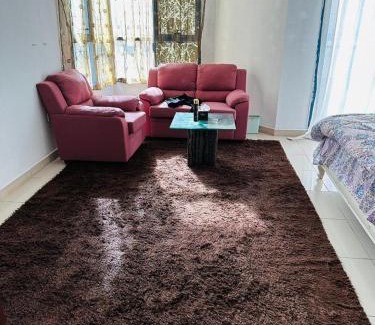 Ajman House | Serene Retreat: King Bed with Ensuite & Spa Access