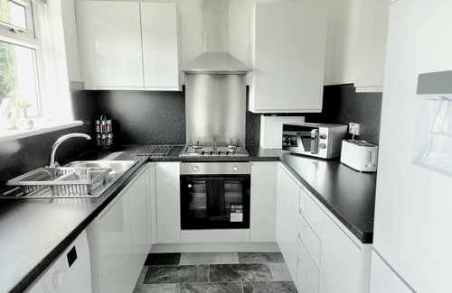 Newton Mearns House | Serene Escape: Family-Friendly Stay with Breakfast Included