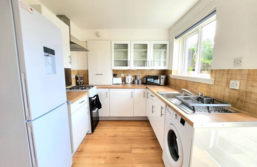 Newton Mearns House | Serene Escape: Family-Friendly Stay with Breakfast Included