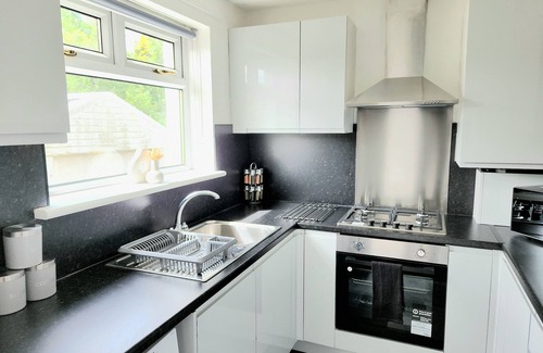 Newton Mearns House | Serene Escape: Family-Friendly Stay with Breakfast Included