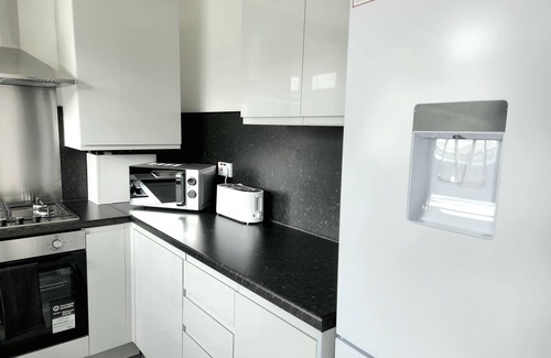 Newton Mearns House | Serene Escape: Family-Friendly Stay with Breakfast Included