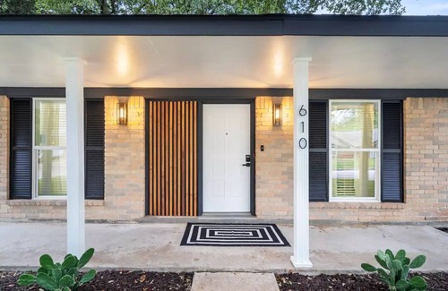 Humble House | Relaxing Retreat Near IAH with Spa and Hot Tub Access