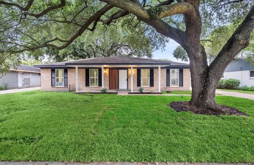 Humble House | Relaxing Retreat Near IAH with Spa and Hot Tub Access