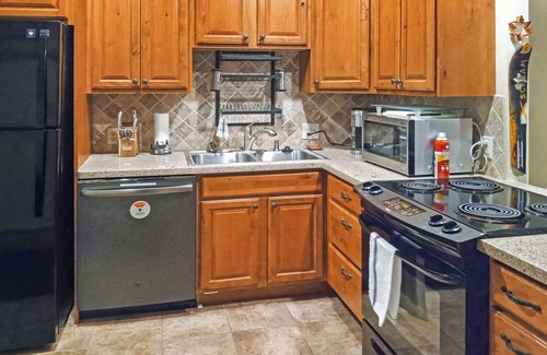 Warrior's Mark House | Idyllic Retreat Steps from FreeRide Bus Stop with Pool