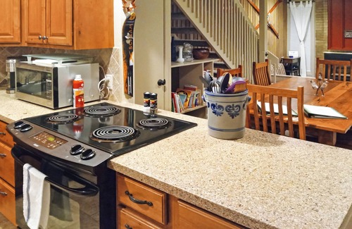 Warrior's Mark House | Idyllic Retreat Steps from FreeRide Bus Stop with Pool