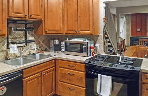 Warrior's Mark House | Idyllic Retreat Steps from FreeRide Bus Stop with Pool