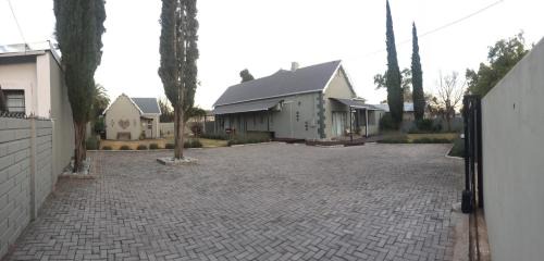 Komani Bed & Breakfast | Charming Tranquil House B&B: Pet Friendly & Great Amenities