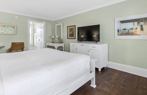 Historic Downtown Manteo Apartment | Tranquil House Inn - Downtown Waterfront Manteo - 1 King Premium Room 20