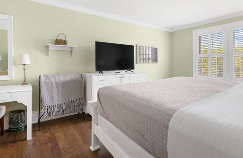 Historic Downtown Manteo Apartment | Tranquil House Inn - Downtown Waterfront Manteo -1 King Standard Room 27